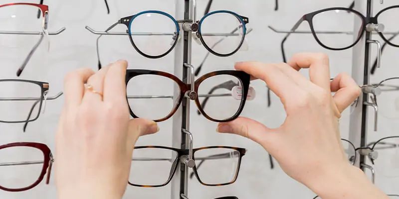Glasses or Contacts? The Modern Fashion Debate in Eyewear Trends Glasses or Contacts